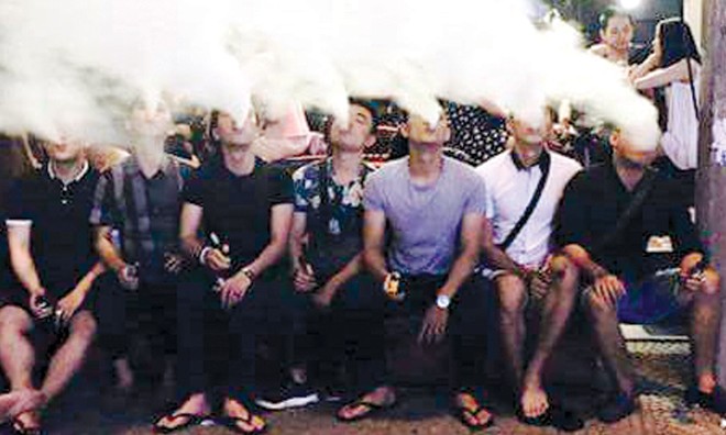 Hút thuốc lá điện tử: Nguy cơ ung thư gấp 15 lần thuốc lá Nhiều bạn trẻ hút thuốc lá điện tử chỉ để thể hiện bản thân. Ảnh: NVCC.