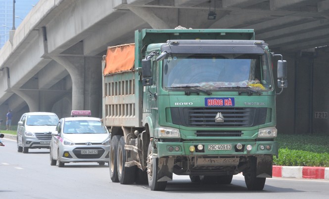 2 năm xử lý xe quá tải: Bắt hàng loạt “cò” dẫn mối, cán bộ “bảo kê” Hai năm qua, lực lượng cảnh sát đã xử lý hàng trăm ngàn xe quá tải vi phạm trên cả nước. Ảnh: Nguyễn Hoàn.