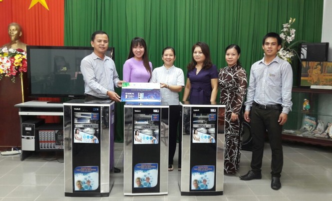 Tân Á Đại Thành mang nguồn nước sạch đến người dân Việt Đại diện Tân Á Đại Thành trao tặng máy lọc nước cho cán bộ khu di tích Sơn Mỹ - Quảng Ngãi.