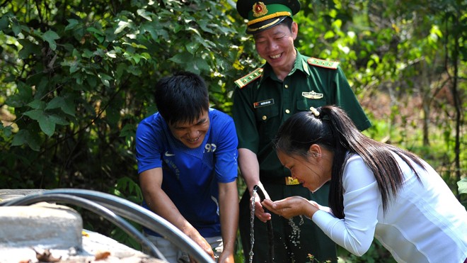 'Tấm lá chắn' vùng biên Niềm vui của người lính biên phòng Pò Mã và người dân thôn Nà Lẹng bên bể nước sạch trong thôn. Ảnh: Xuân Tùng.