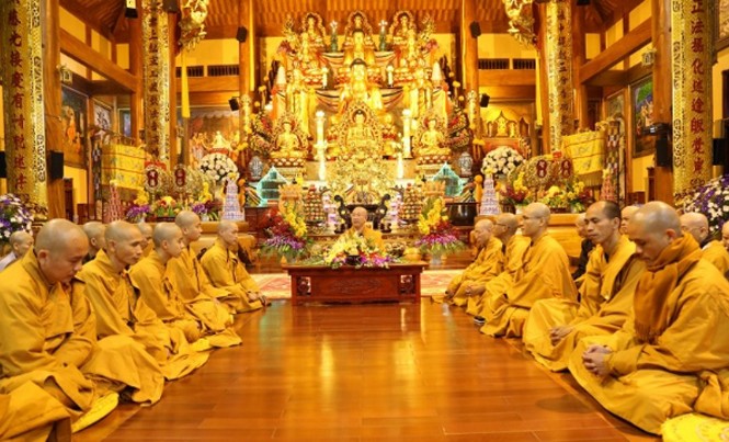 Những đôi chân trần trên đỉnh Ba Vàng Một buổi giảng pháp tại đại điện chùa Ba Vàng.