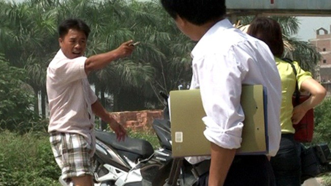 Nghề báo luôn đối mặt rủi ro Một vụ ngăn cản, đe dọa phóng viên tác nghiệp. Ảnh minh họa
