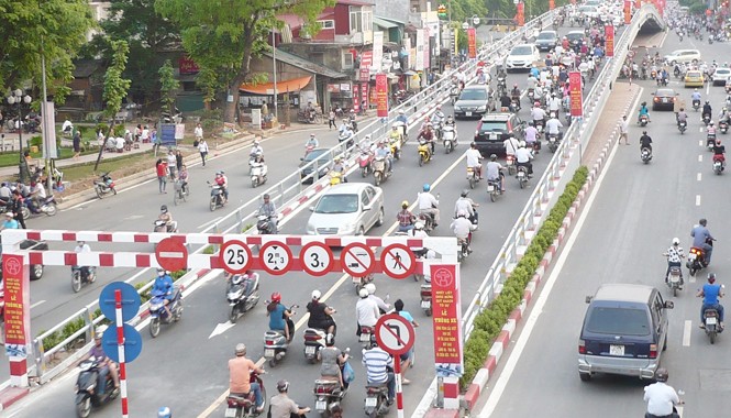 Xây cầu vượt tại Hà Nội: Không thất thoát nhưng thiếu tính toán Khẳng định không gây thất thoát, nhưng do tính toán khối lượng chưa chuẩn nên sở GTVT Hà Nội sẽ kiểm điểm tổ chức, cá nhân liên quan. Ảnh: Trọng Đảng