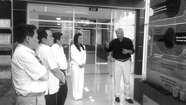 'Hệ thống xử lý nước rỉ rác ở Đa Phước rất hiện đại' Lãnh đạo TP Hà Nội đang được ông Kevin Moore- Giám đốc điều hành VWS giới thiệu về Khu Liên hợp xử lý chất thải Đa Phước