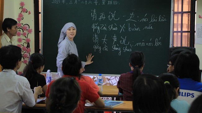 Học ngoại ngữ nơi cửa Phật Cô Tuệ Quang đang giảng dạy tiếng Trung