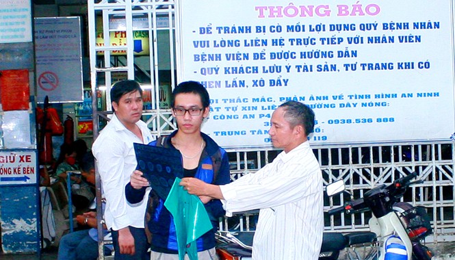 Thiện cần được minh oan và tin vào công lý! Bố con Thiện trước phòng khám Đa khoa Hòa Hảo (TPHCM) chiều 10/6