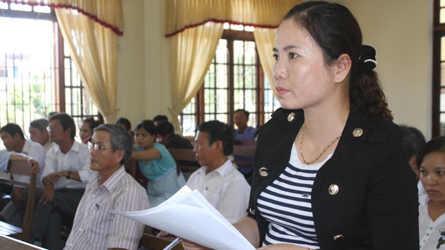Đồng hành nữ hộ sinh chống tham nhũng Chị Thủy đấu tranh tại tòa bảo vệ quan điểm của mình