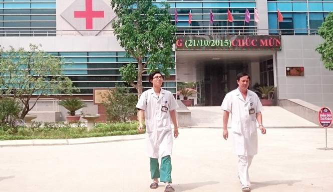 Các ông lớn giao thông phấn chấn trong màu áo tư nhân Bệnh viện GTVT Trung ương là đơn vị sự nghiệp công lập, bệnh viện công đầu tiên được IPO thành công (vào ngày 21/10/2015). Ảnh: Như Ý