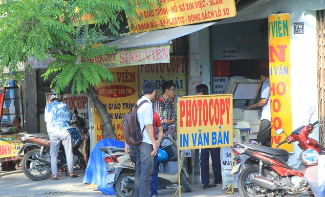 Vì sao nữ sinh bị đình chỉ học vì mang giáo trình photo vào trường? Việc photo copy các tài liệu, giáo trình của sinh viên đang là hành vi vi phạm luật Sở hữu trí tuệ nhưng ít ai để ý. (Ảnh: Nhiều cửa hàng photo copy ở làng Đại học Quốc gia TPHCM). Ảnh: Ngô Tùng