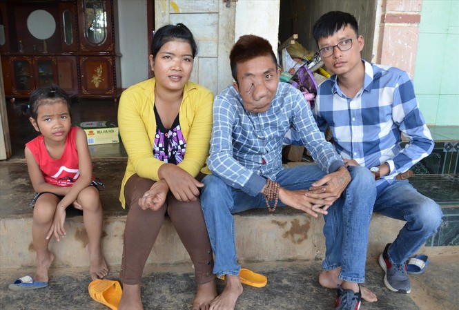 Tôi ơi, đừng tuyệt vọng, Kỳ I: Tiếng hát át khổ đau Tài Nam (bên phải) với vợ chồng T