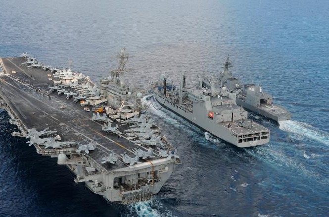 Nhóm Bộ Tứ lần đầu cùng tập trận Tàu sân bay Mỹ USS Theodore Roosevelt và tàu khu trục JS Fuyuzuki của Nhật Bản đi cùng tàu hậu cần INS Shakti của Ấn Độ trong tập trận Malabar 2015 Ảnh: CNN