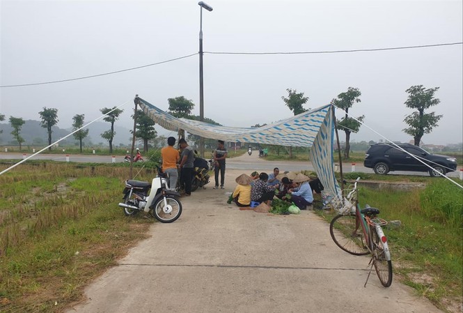 Lập tổ công tác xử lý bãi rác Nam Sơn Hình ảnh người dân chặn xe tại bãi rác mới đây