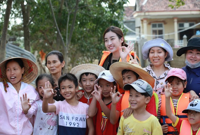 Dọc đường cứu trợ: Những người đẹp vào vùng rốn lũ Hoa hậu Đỗ Mỹ Linh trao quà và chụp hình cùng bà con vùng lũ Ảnh: Minh Đức