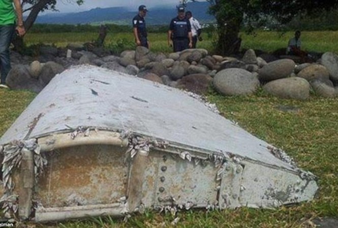 Cựu phi công khẳng định MH370 là nạn nhân của âm mưu không tặc Mảnh vỡ được cho là của MH370 tại Madagascar (ảnh: Daily Mail