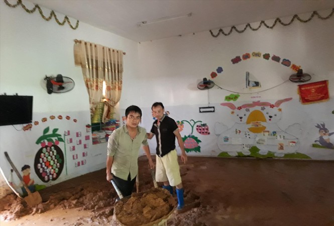 Thầy trò vùng lũ gồng mình chuẩn bị khai giảng Trường Mầm non Na Mèo khắc phục hậu quả do bão lũ gây ra. Ảnh: N.H