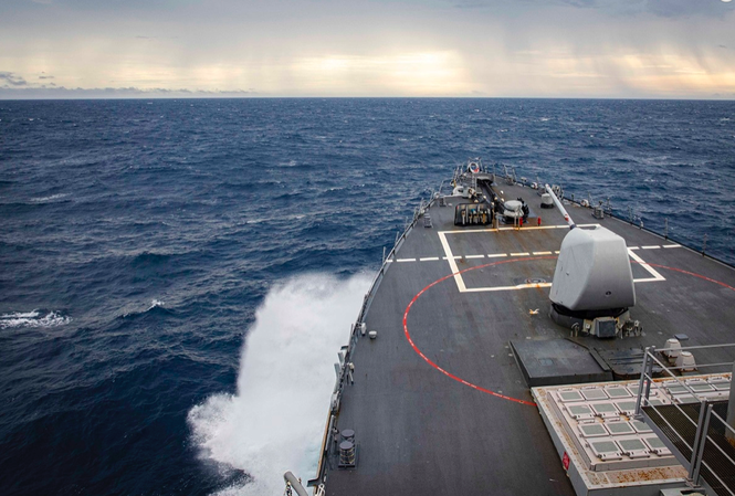 Tàu USS John McCain của Mỹ  trong một lần hiện diện ở biển Đông. Ảnh: US Navy