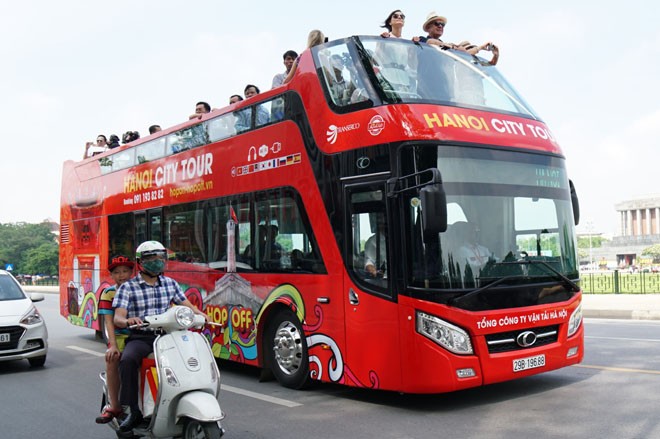 Du lịch Hà Nội bằng “siêu” xe buýt 2 tầng Du lịch Hà Nội bằng “siêu” xe buýt 2 tầng