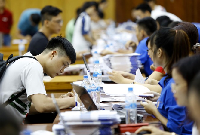 Tuyển sinh ĐH 2019 nhóm ngành sức khỏe: Mù mờ điều kiện tuyển sinh Sinh viên làm thủ tục nhập học. ảnh: Như Ý