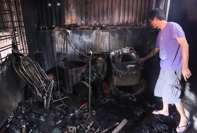 Những quả 'bom lửa' áp sát nhà dân ở Hà Nội Đồ đạc của người dân bị cháy do nhà nằm cạnh khu xưởng của Cty Bóng đèn Phích nước Rạng Đông. Ảnh: PV