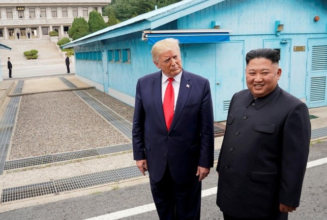 Triều Tiên cố thêm một lần với ông Trump Ông Trump và ông Kim gặp nhau tại khu phi quân sự giữa Triều Tiên và Hàn Quốc hồi cuối tháng 6. Ảnh: Reuters