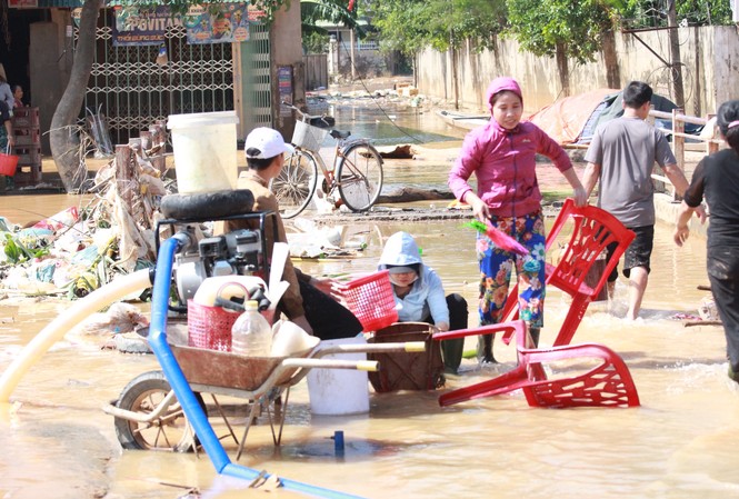 Miền Trung khắc phục hậu quả lũ lụt: Bới bùn vớt vát tài sản Sau lũ, đời sống người dân lâm vào cảnh khó khăn, túng quẫn đói nghèo, nguy cơ dịch bệnh