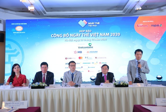 Thúc đẩy dùng thẻ thanh toán thay thế tiền mặt Đại diện NHNN, Ban Tổ chức và nhà tài trợ tại buổi họp báo công bố chuỗi sự kiện Ngày thẻ Việt Nam 2020