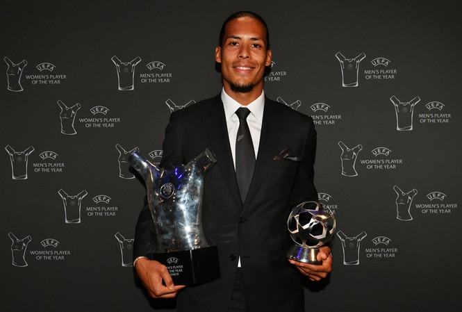 Van Dijk vượt qua Messi, Ronaldo, giật giải thưởng lớn đầu tiên Van Dijk nhận cú đúp giải thưởng từ UEFA.