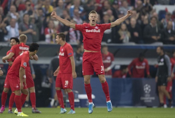 Lập hat-trick, học trò cũ của Solskjaer đi vào lịch sử Champions League Erling Braut Haaland ăn mừng hat-trick vào lưới Genk.