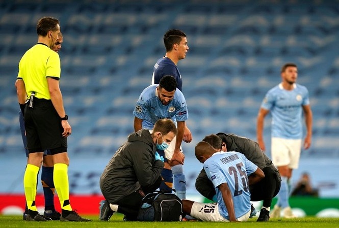Man City trả giá cực đắt cho trận thắng Porto Fernandinho phải nghỉ thi đấu khoảng 6 tuần vì chấn thương