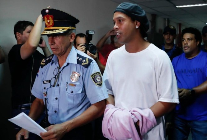 Ronaldinho nhiễm COVID-19 Ronaldinho nhiễm COVID-19