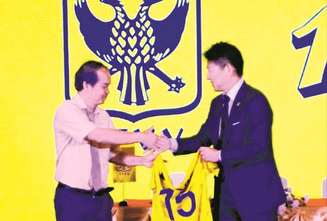 Wake-up 247 V-League 2019: Bầu Đức làm 'nóng' cuộc đua vô địch Bầu Đức (trái) tại lễ ký hợp đồng của Công Phượng với CLB Sint Truidense của Bỉ Ảnh: T.VŨ