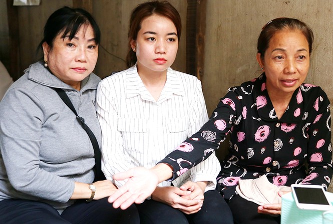 Mẹ tử tù Hồ Duy Hải: 'Mong con trai tôi được trả tự do' Mẹ Hồ Duy Hải (bên phải), em gái (giữa) và dì ruột của Hải tại cổng TAND Tối cao sáng qua. Ảnh: Vnexpress