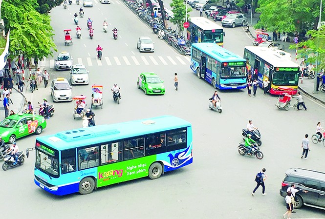 Tăng cường kiểm tra để nâng cao chất lượng xe buýt Xe buýt chạy trên đường đang được thường xuyên giám sát, kiểm tra