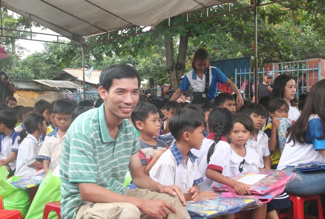 Miệt mài mang sách cho trẻ vùng xa Anh Tú Anh và học sinh bản xa. Ảnh: H.C