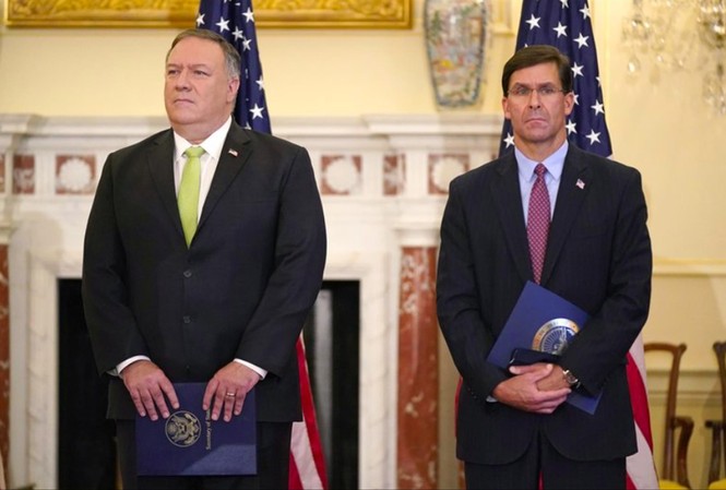 Mỹ củng cố thông điệp chống Trung Quốc Ngoại trưởng Mỹ Mike Pompeo (trái) và Bộ trưởng Quốc phòng Mark Esper dự một cuộc họp báo tại Washington ngày 21/9 Ảnh: AP
