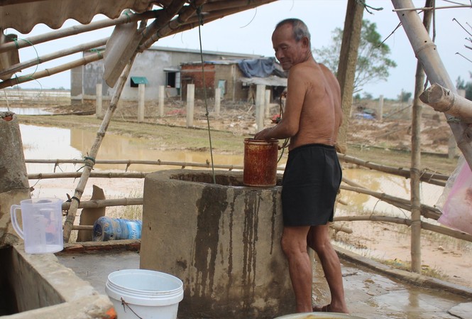 Xóm nghèo 12 ngày đêm trong lũ Ông Trương Văn Cường bên giếng nước bị nhiễm phèn và mặn