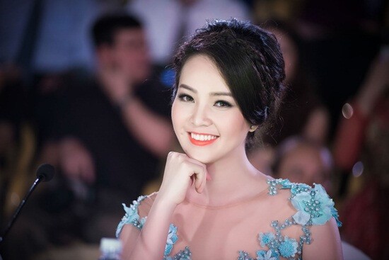 Á hậu, giám khảo Thụy Vân: 'Vẻ đẹp cá tính cuốn hút tôi hơn' Á hậu Thụy Vân trong vai trò giám khảo Hoa hậu Việt Nam 2020