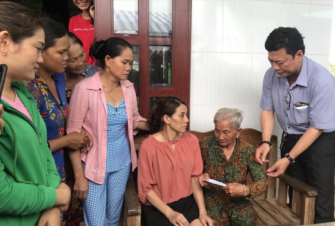 Cô Hon trở về từ tổ quỷ tại Trung Quốc thấy ấm áp trong vòng tay mẹ Ông Trương Quốc Lâm, Trưởng phòng LÐ- TB & XH huyện Ðông Hải trao quà hỗ trợ cho chị Hon