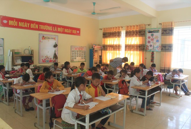 Hàng trăm học sinh học giữa công trường Học sinh học ở khu tầng 2 tại Trường tiểu học Tam Chung
