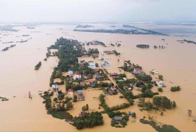 Dân miền Trung vật lộn trong 'đại hồng thủy': Quảng Bình thất thủ Cả Quảng Bình bị nước lũ nhấn chìm