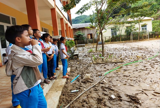 Lễ 20/11 khác lạ ở vùng sạt lở Trà leng Sau hơn 20 ngày mưa bão, sạt lở, sân trường vẫn còn ngập ngụa bùn đất