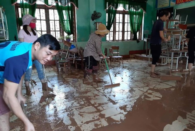Cán bộ, giáo viên ở Quảng Bình dọn dẹp trường lớp, khắc phục hậu quả lũ lụt
