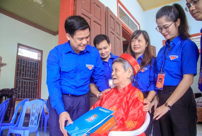 Sáng tạo để hiện thực hóa ý tưởng Đoàn đại biểu đảng viên trẻ tiêu biểu thăm và tặng quà Mẹ Việt Nam anh hùng Nguyễn Thị Cứu ở Ba Vì (Hà Nội), sáng 26/8 Ảnh: Duy Phạm