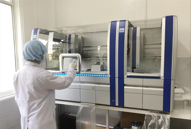 Mua sắm thiết bị phòng, chống dịch COVID-19: Hồ sơ ghi máy Nhật, thực tế của Trung Quốc Cùng là máy xét nghiệm Realtime PCR nhưng mỗi địa phương mua một giá