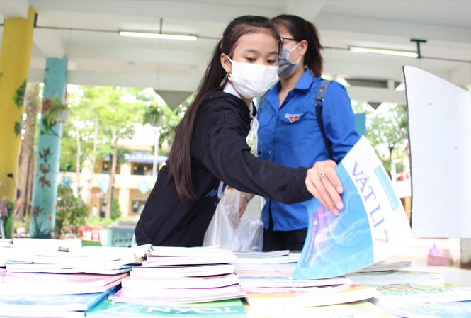 Thiết thực ‘Nhà sách 0 đồng’ Đến Nhà sách 0 đồng, các em học sinh có thể lựa chọn các loại sách giáo khoa, sách tham khảo, tập vở, dụng cụ học tập... với giá 0 đồng Ảnh: Giang Thanh