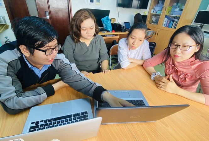 Nữ tiến sĩ tiên phong nghiên cứu thần kinh học TS. Hà Thị Thanh Hương (ngoài cùng bên phải) cùng các học trò trong buổi học Ảnh: Văn Minh