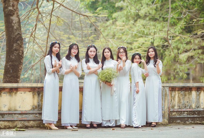 Ước mơ trở thành bác sĩ của thủ khoa 29,8 điểm Thu Hà (thứ 3 từ trái sang) cùng các bạn lớp 12 Toán, Trường THPT Chuyên Hùng Vương