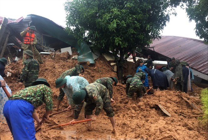 Vì sao không thể dự báo sạt lở đất? Các chiến sĩ tìm kiếm đồng đội của Đoàn Kinh tế - Quốc phòng 337 (Quân khu 4) bị vùi lấp và mất tích sau sự cố sạt lở đất ở huyện Hướng Hóa, tỉnh Quảng Trị