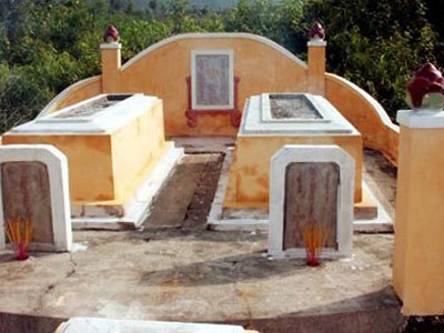 Kì bí hai ngôi mộ bị xiềng ở Đà Nẵng Kì bí hai ngôi mộ bị xiềng ở Đà Nẵng