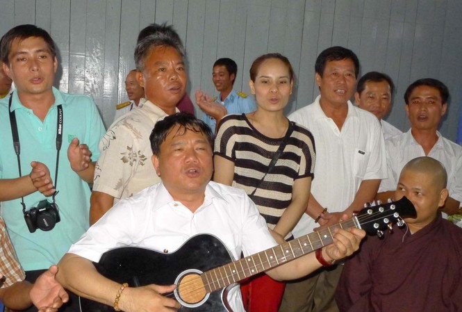 Bộ trưởng giao thông đệm đàn cho chiến sỹ Trường Sa Bộ trưởng giao thông đệm đàn cho chiến sỹ Trường Sa